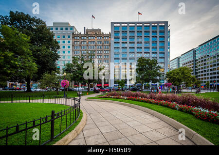 Piétons et de bâtiments à Farragut Square, à Washington, DC. Banque D'Images