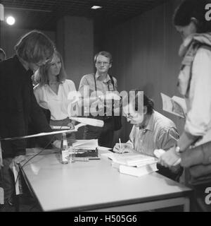 Donne des autographes de Günther Grass, 1982 Banque D'Images