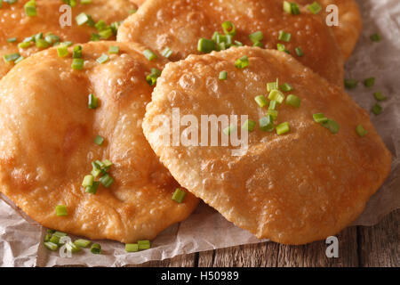 La cuisine indienne : Puri close-up sur la table. L'horizontale Banque D'Images