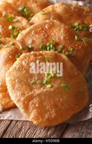 La cuisine indienne : Puri close-up sur la table verticale. Banque D'Images