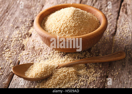 Couscous rustique dans un bol en bois sur la table, close-up. L'horizontale Banque D'Images
