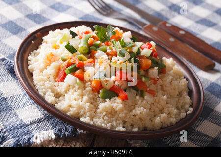 Arabian Food : couscous aux légumes close-up sur une plaque horizontale. Banque D'Images