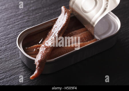 Filets d'anchois dans tin macro sur une liste de sélection. L'horizontale Banque D'Images