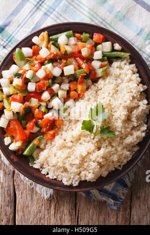 Couscous aux légumes et herbes libre sur la table verticale Vue de dessus. Banque D'Images