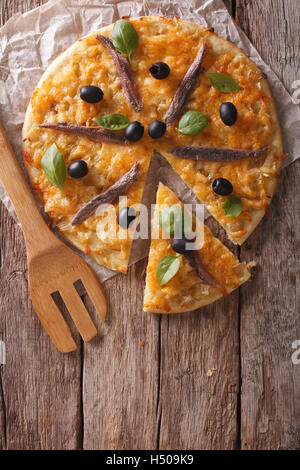 Tranches de pizza aux anchois et les oignons sur la table verticale Vue de dessus. Banque D'Images