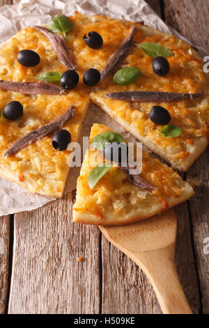 Pizza Pissaladiere français avec des anchois et les oignons sur la table. La verticale Banque D'Images