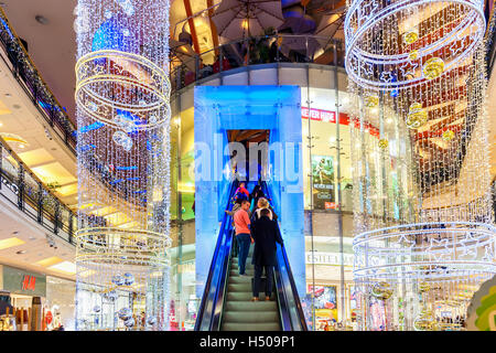 Vue de l'intérieur de centre commercial Palladium Décorées pour Noël à Prague. Banque D'Images