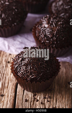 Truffe au chocolat Bonbon macro sur la table. Rustique, vertical Banque D'Images