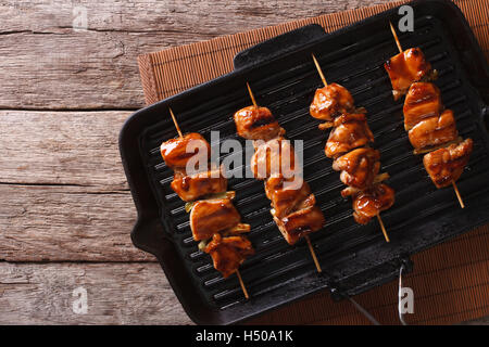 Brochettes de poulet yakitori japonais sur un gril. Vue supérieure horizontale Banque D'Images