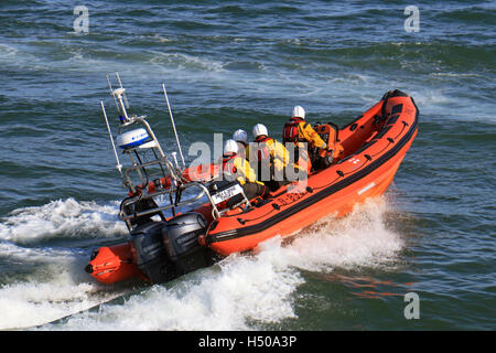 La RNLI Looe avec un équipage de 4 à Looe Bay tester les capacités de leurs nouveaux Atlantic 85 B-894 'Sheila et Dennis Langue II" Banque D'Images