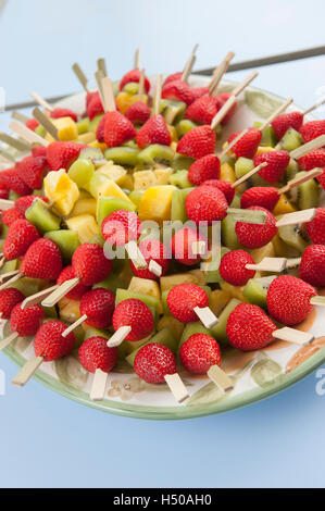 Fraise, ananas et kiwi brochettes de fruits Banque D'Images