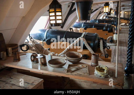 Table sur le pont du HMS Victory, Portsmouth Historic Dockyard, Angleterre Banque D'Images