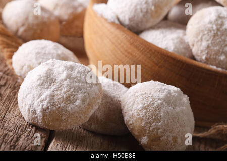 Biscuits fraîchement polvoron macro dans bol en bois horizontal. Banque D'Images