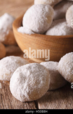 Biscuits fraîchement polvoron macro dans bol en bois vertical. Banque D'Images