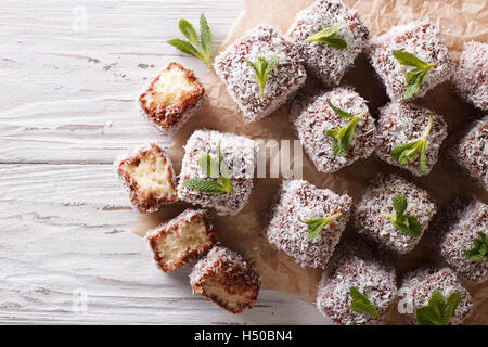 Gâteau Lamington Australie avec noix de coco sur la table. Vue supérieure horizontale Banque D'Images