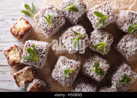 Gâteau Lamington avec noix de coco sur la table. Vue supérieure horizontale Banque D'Images