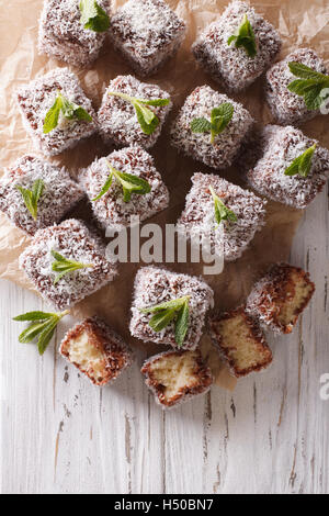 Gâteau Lamington Australie avec noix de coco sur la table. vertical vue d'en haut Banque D'Images