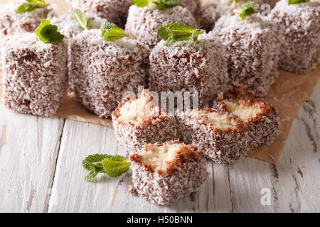 Lamington Australie gâteau décoré à la menthe close up sur la table. L'horizontale Banque D'Images