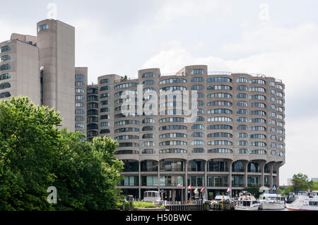 River City condominiums sur la branche sud de la rivière conçu par Bertrand Goldberg. Banque D'Images