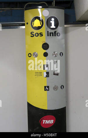 Barcelone, Espagne metro SOS interphone machine. Banque D'Images