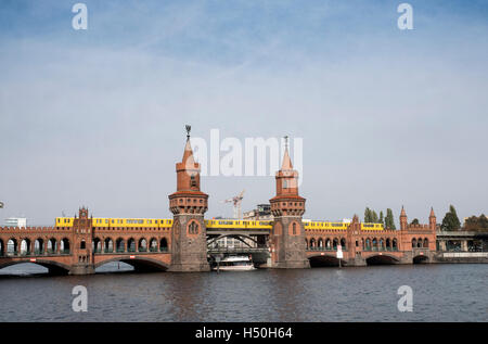 Oberbaum Bridge sur la rivière Spree à Berlin Allemagne Banque D'Images