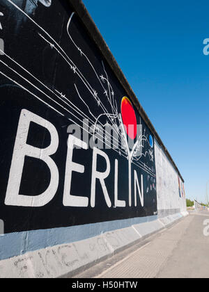 Street art sur le mur à l'East Side Gallery à l'ancien mur de Berlin Friedrichshain Kreuzberg à Berlin / Allemagne Banque D'Images