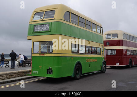 Hants & Dorset (maintenant plus Bus) célèbre son 100e anniversaire sur Poole Quay avec un affichage de vintage les autobus et autocars Banque D'Images