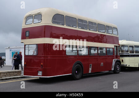 Hants & Dorset (maintenant plus Bus) célèbre son 100e anniversaire sur Poole Quay avec un affichage de vintage les autobus et autocars Banque D'Images