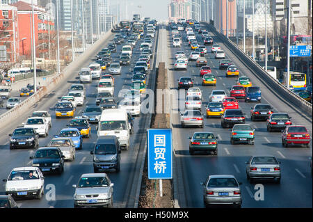 Un fort trafic sur autoroute urbaine dans le centre de Beijing , Chine Banque D'Images