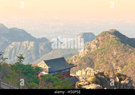 Le sommet du Mont Tai Taishan ou au-dessus de la ville de Tai'an, dans la province de Shandong sur un matin ensoleillé. Banque D'Images