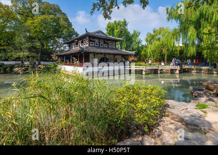 Les touristes à l'Humble Administrateur's Garden, un jardin chinois à Suzhou, site du patrimoine mondial de l'UNESCO Banque D'Images