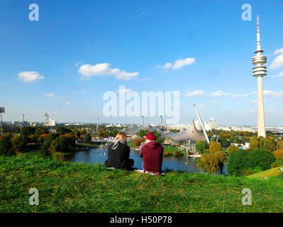 Munich Parc Olympia TV Tower à sunny blue sky Allemagne Europe Banque D'Images