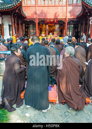 Des moines bouddhistes à Bao'en Temple (Temple complexe 29 Huigong East yj ou au nord de la Pagode du Temple) à Suzhou, Chine Banque D'Images