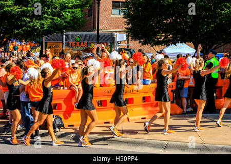 Cheerleaders de l'Université du Tennessee à l'équipe de football bénévoles Neyland Stadium, Knoxville Banque D'Images