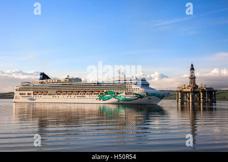 Norwegian Jade de la compagnie de croisière et de l'Arctique II GSF, plate-forme pétrolière en estuaire de Cromarty, dans le port d'Invergordon, Ecosse Banque D'Images