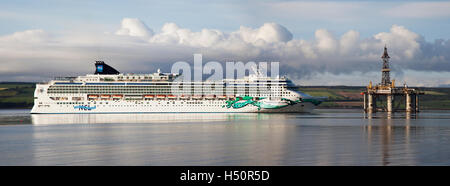 Grand navire de croisière Norwegian Jade et de l'Arctique II GSF, plate-forme pétrolière dans l'Estuaire de Cromarty, au port d'Invergordon, Ecosse Banque D'Images