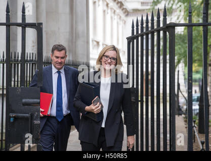 Secrétaire d'accueil Orange,Rudd, arrive pour une réunion du Cabinet, suivi de David Gauke,secrétaire en chef au Trésor Banque D'Images