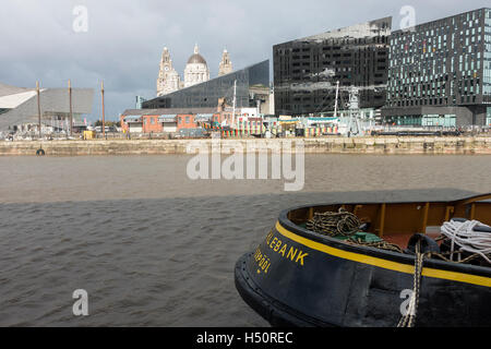 Une partie du musée de Liverpool avec l'île de Mann et Open Eye Gallery, Liver Building Pier Head Merseyside UK Banque D'Images