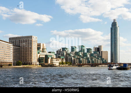 Vue en amont de la Tamise à Vauxhall, Londres, UK Banque D'Images