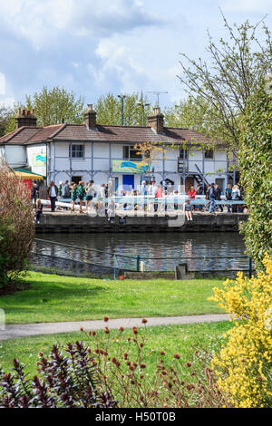 Lea Rowing Club et Riverside Café à partir de l'événement de l'autre côté de la rivière Lea, London, UK Banque D'Images