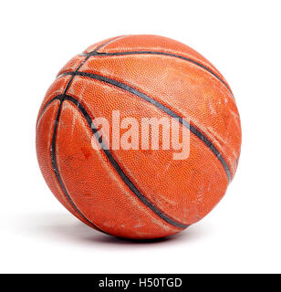 Un vieux et usés robuste basketball isolé sur fond blanc. Banque D'Images