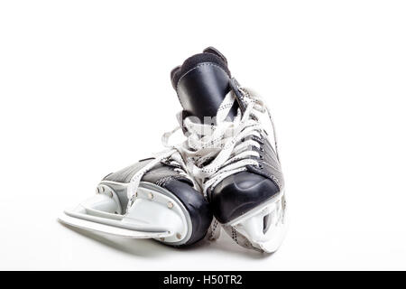 Une paire de patins de hockey sur glace isolé sur fond blanc avec l'exemplaire de l'espace. Banque D'Images