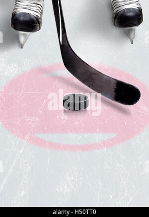 Place au jeu de hockey sur glace montrant stick prêt sur rondelle avec patins de dvd prêt permanent sur la glace. Copie espace vertical et orienta Banque D'Images