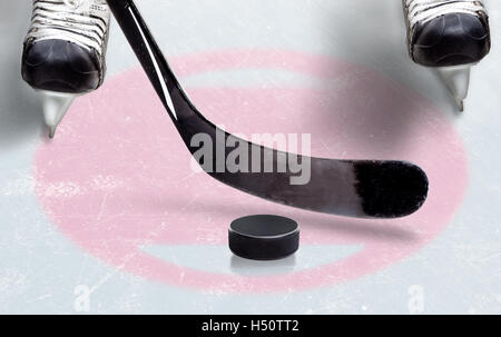 Place au jeu de hockey sur glace montrant stick prêt sur rondelle avec patins de dvd prêt permanent sur la glace. Copier l'espace. Banque D'Images