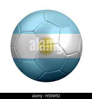 Le rendu 3D de ballon de soccer enveloppé dans le drapeau national de l'Argentine. Isolé sur blanc. Banque D'Images