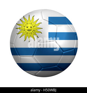 Le rendu 3D de ballon de soccer enveloppé dans le drapeau national de l'Uruguay. Isolé sur blanc. Banque D'Images