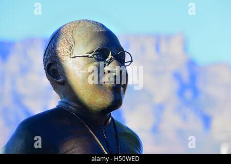 Desmond Tutu parmi les quatre sculptures des lauréats du prix Nobel de la paix sur la place Nobel avec Table Mountain derrière, le Cap, Afrique du Sud Banque D'Images