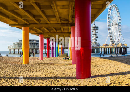 Plage de la mer du Nord à Scheveningen, district côtier de La Haye, Pays-Bas, rénové station pier, grande roue, restaurants, Banque D'Images