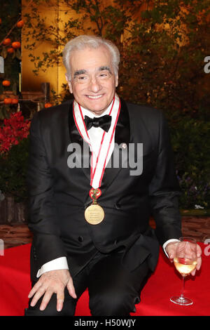 Tokyo, Japon. 18 octobre, 2016. Gagnant du réalisateur américain Martin Scorsese pose pour les caméras après la cérémonie de remise du 28e prix Praemium Imperiale le 18 octobre 2016, Tokyo, Japon. Scorsese a remporté le prix Praemium Imperiale annuel dans la catégorie théâtre/Film. Le Praemium Imperiale est un prix des arts décerné chaque année depuis 1989 par la famille impériale japonaise au nom de la Japan Art Association dans cinq disciplines (peinture, sculpture, architecture, musique et théâtre/film. Credit : AFLO Co.,Ltd/Alamy Live News Banque D'Images