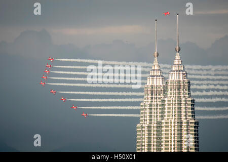 Kuala Lumpur, Malaisie. 18 Oct, 2016. RAF britannique des flèches rouges en formation de vol, cours des Tours Jumelles KLCC. Credit : Danny Chan/Alamy Live News. Banque D'Images